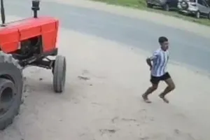 Con la camiseta de Argentina puesta, esposado y entre tractores, un preso escapó a la carrera de una comisaría