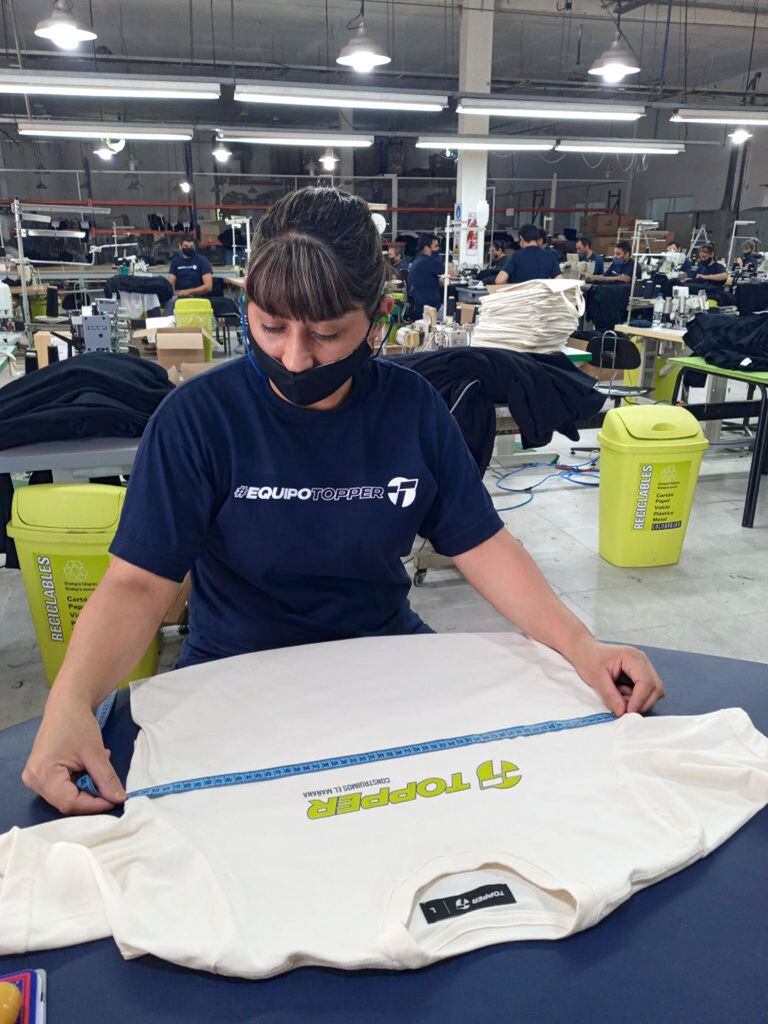 Topper acaba de anunciar una inversión de $80 millones para comenzar a fabricar indumentaria deportiva en su planta de Tucumán