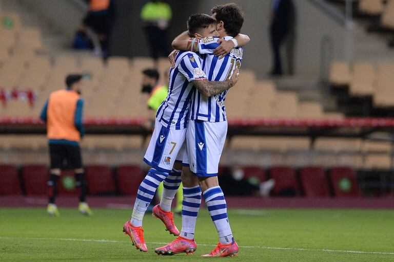 Oyarzábal y Portu festejan el gol de penal de la Real Sociedad, que le dio a los de San Sebastián la tercera Copa del Rey de su historia frente al clásico rival: Athletic de Bilbao.