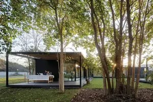 Una “casa-patio” cálida y transparente que se monta en dos semanas