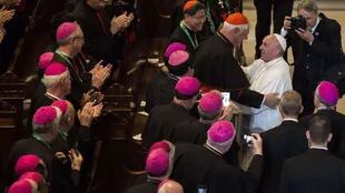 Como una celebridad, Francisco es fotografiado por los propios obispos, luego de su discurso de hoy en Filadelfia. Prometió que los responsables de abusos sexuales "rendirán cuenta"