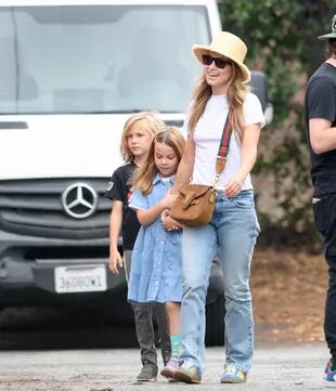 Wilde lució remera blanca, jeans y zapatillas en un paseo por Los Ángeles junto a sus hijos