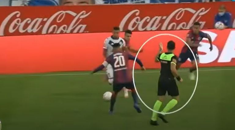 El inicio del segundo tiempo entre Vélez y San Lorenzo, el momento en donde el árbitro Fernando Espinoza le tira besitos a la platea del Fortín en respuesta a los insultos que estaba recibiendo