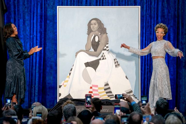 La exprimera dama Michelle Obama y la artista Amy Sherald, derecha, revelan el retrato oficial de Michelle Obama en la Galería Nacional de Retratos del Smithsonian, el lunes 12 de febrero de 2018, en Washington. (Foto AP / Andrew Harnik)
