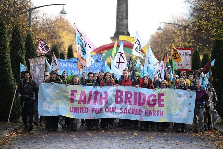 La "Procesión de los peregrinos" de la Tierra, uno de los actos no violentos realizados este sábado en Glasgow
