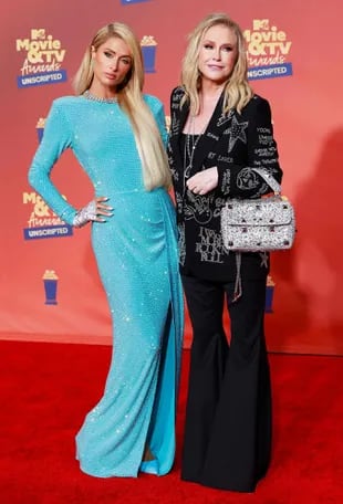 Paris Hilton desfiló por la alfombra roja con su mamá, Kathy Hilton 