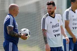 Lionel Messi dialoga con Sampaoli, en la práctica de hoy