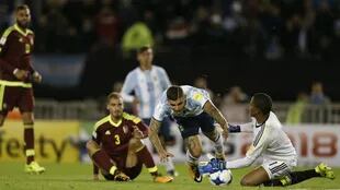 Mauro Icardi cae en el área, acusando una zancadilla venezolana; el arquero Wuilker Fariñez le impidió convertir en el primer encuentro del delantero de Internazionale como futbolista profesional en suelo argentino, a sus 24 años