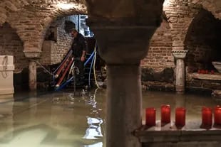 La inundación de la Basílica sólo tiene cinco antecedentes en toda su historia, fue construida en el siglo IX y en 1200 años de historia el agua ingresó seis veces, lo preocupante es que de este total, tres tuvieron lugar en los últimos 20 años