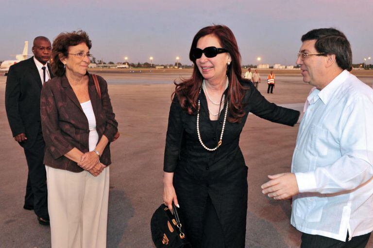 La Presidenta llegó esta mañana a La Habana y adelantó que se reunirá con los hermanos Fidel y Raúl Castro