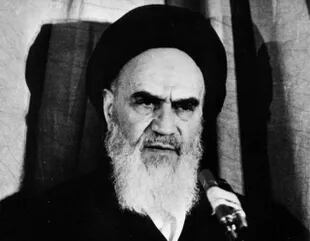 El ayatolá Jomeini emitió la fatua en febrero de 1989