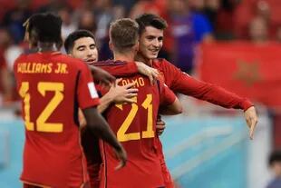 Álvaro Morata, de España, celebra con Dani Olmo después de anotar el séptimo gol de su equipo contra Costa Rica durante el partido del Grupo E de la Copa Mundial de la FIFA Qatar 2022
