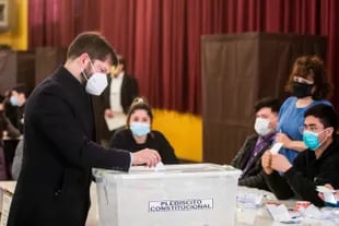 Il presidente cileno Gabriel Borek esprime il suo voto durante un referendum in cui i cileni decidono se approvare o rifiutare una nuova bozza di costituzione, a Punta Arenas, in Cile, domenica 4 settembre 2022 (AP Photo/Andrés Poblete)