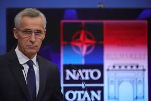 NATO-Generalsekretär Jens Stoltenberg spricht während einer Pressekonferenz im Hauptquartier des Bündnisses in Brüssel am 25. November 2022 vor dem Treffen der NATO-Außenminister am 29. und 30. November in Bukarest, Rumänien.  (AP Foto/Oliver Mathis)