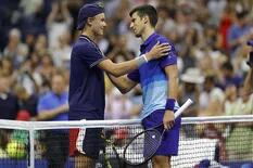 Djokovic empezó con un triunfo, pero un juvenil puso en aprietos al número 1 del mundo