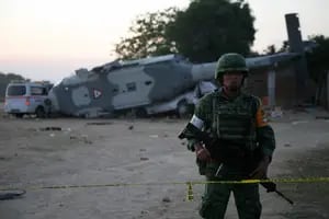 Cayó un helicóptero con funcionarios en México: hay 13 muertos