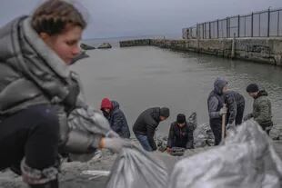Odessa, el puerto de Ucrania, que pasó a ser de una ciudad portuaria pujante, a una ciudad desierta que intenta frenar la destrucción con bolsas de arena
