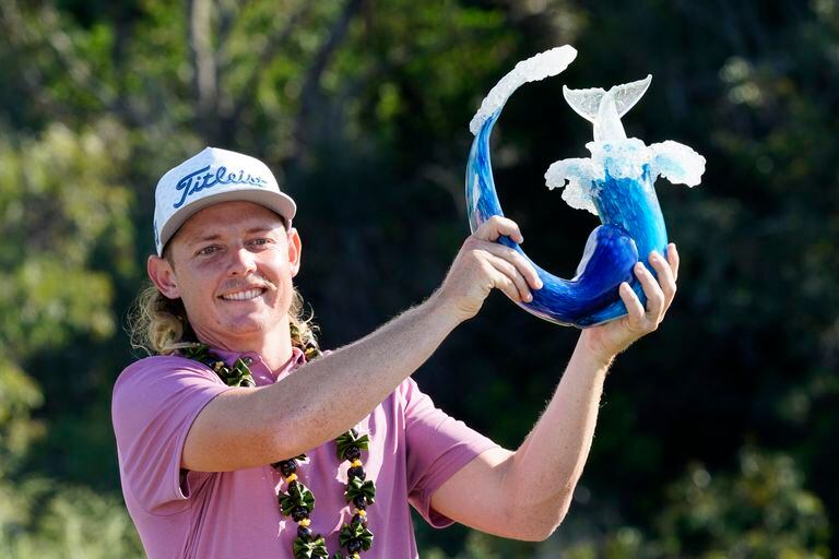 Cameron Smith sostiene el trofeo de campeón después de la ronda final del Torneo de Campeones, el domingo 9 de enero de 2022, en Kapalua, Hawaii. (AP Foto/Matt York)