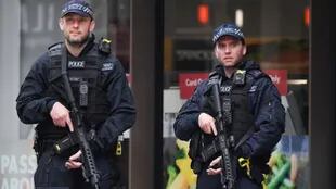 Policías armados se mantuvieron en la zona del Puente de Londres y Borough Market