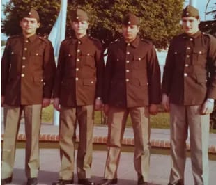 Después de la guerra, los cuatro soldados de Monte Buey, ya de licencia, en el primer acto de reconocimiento de su pueblo, organizado por la municipalidad el 9 de julio de 1982