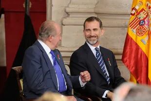 Felipe y Juan Carlos en 2015. La salida del país del exmonarca buscó lavar la imagen de la Corona y aliviar la presión sobre su hijo 