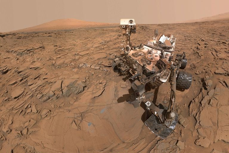 Una vista de Marte registrada por el rover Curiosity. Las formaciones rocosas de la superficie del planeta rojo cuentan con túneles de lava, un espacio que podría servir de refugio para los futuros asentamientos humanos