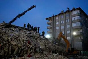 Bomberos buscan personas entre los escombros de un edificio destruido, en Gaziantep, sureste de Turquía, miércoles 8 de febrero de 2023. 