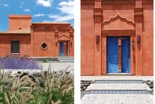 El color de la puerta contrasta con las paredes que toma las tonalidades de los cerros.