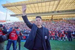 Gallardo saluda a los hinchas en el estadio de Mendoza