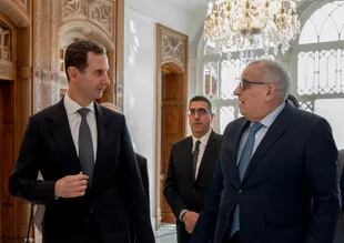 El presidente sirio, Bashar al-Assad, se reúne con el ministro de Asuntos Exteriores libanés, Abdallah Bou Habib, en Damasco, el 8 de febrero de 2023. 