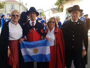 Enrico Chiogna posa con la bandera argentina en la fiesta patronal de San Maurizio Canavese