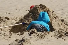 Un chico de 11 años murió asfixiado al derrumbarse un castillo de arena en una playa
