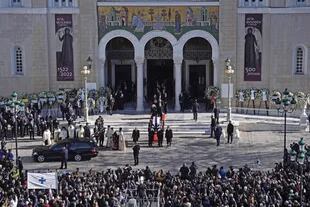 El momento en que el féretro real –envuelto en la bandera griega– es trasladado desde la Catedral Metropolitana de Atenas hacia el cementerio del Palacio de Tatoi. 