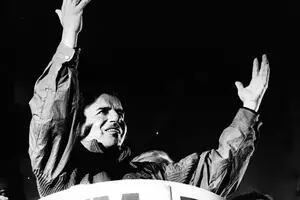 El peculiar camino de Carlos Menem hacia la Casa Rosada, entre la frivolidad y la seducción a diestra y siniestra