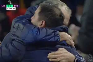 El emocionado abrazo de Bielsa con un ayudante tras un triunfo muy esperado por Leeds