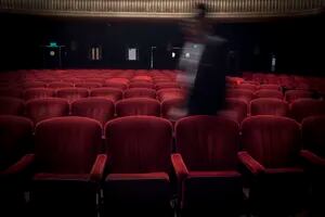 El fantasma que sube al escenario, viaja en ascensor y cambia cosas de lugar en un antiguo teatro porteño