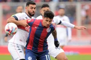 El paraguayo Bareiro lucha por la pelota; en el segundo tiempo anotaría el penal del empate