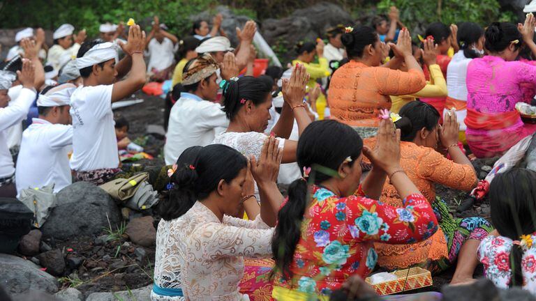 Los balineses participan en una ceremonia, en la que rezan cerca del Monte Agung con la esperanza de evitar una erupción volcánica