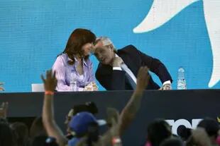 Alberto Fernández y Cristina Kirchner en el acto de cierre de campaña del Frente de Todos en Merlo