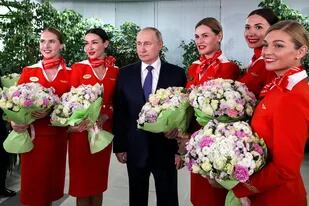 El extraño acto de Putin entre chistes, flores y azafatas en plena guerra con Ucrania