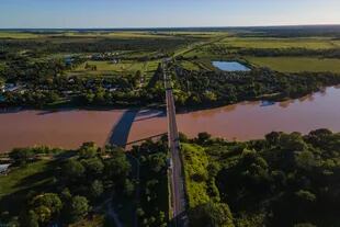 El puente que separa las provincias de Chaco y Formosa sobre el río Bermejo