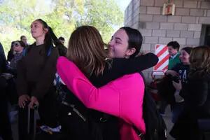 Alivio y lágrimas en el reencuentro de los argentinos evacuados de Israel con sus familias
