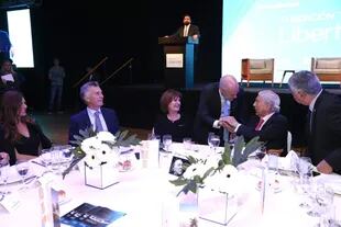 Horacio Rodríguez Larreta saluda a Mario Vargas Llosa en lo último de la fundación Libertad