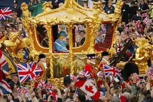 MARAVILLA DE ORO. El 4 de junio de 2002, la Reina y el príncipe Felipe son rodeados por una multitud que los aclama, mientras son conducidos en su carruaje dorado a la catedral de St. Paul y luego a un almuerzo en el Guildhall. Allí, la Reina expresó su orgullo por su nación. “Gratitud, respeto y orgullo, estas palabras resumen lo que siento por la gente de este país y la Commonwealth, y lo que este Jubileo de Oro
significa para mí".
