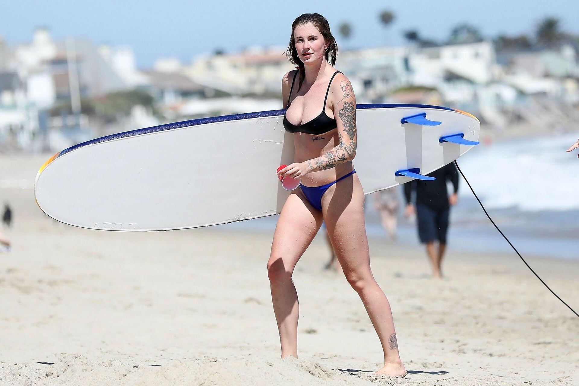 Ireland Baldwin, hija de Alec Baldwin y Kim Basinger, captada por los flashes en un día de surf en Los Ángeles