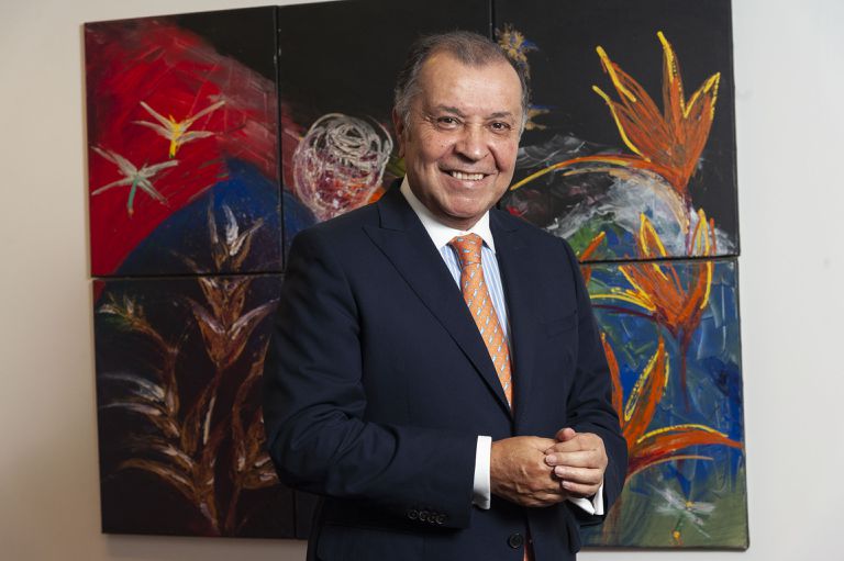 Pava Camelo presidió el Senado colombiano y fue embajador ante la ONU; además, es dueño de varias emisoras de radio