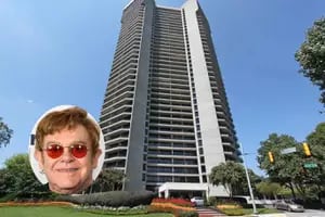 Cómo es el suntuoso departamento que Elton John puso en venta en Atlanta