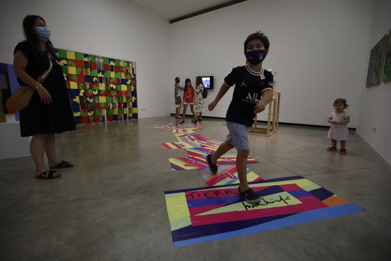 El juego, motor del arte: una rayuela con diseÃ±os y colores de Marta MinujÃ­n en la nueva muestra de FundaciÃ³n Proa