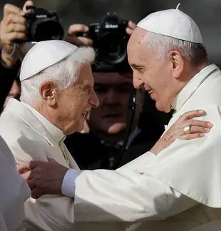 Francisco abraza al papa emérito Benedicto XVI antes del inicio de una reunión con fieles en la Plaza de San Pedro, en el Vaticano, el 28 de septiembre de 2014. (Foto AP/Gregorio Borgia, Archivo)