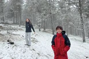 Helena y Matías se sacan fotos con el paisaje nevado camino a los Picos de Europa, al norte de España. 